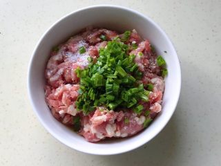 5、腐皮肉馅卷,放入葱花