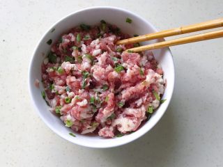 6、腐皮肉馅卷,搅拌均匀