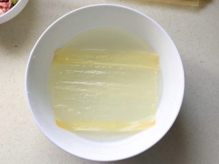9、腐皮肉馅卷,取一张在清水里浸泡6、7秒钟捞出