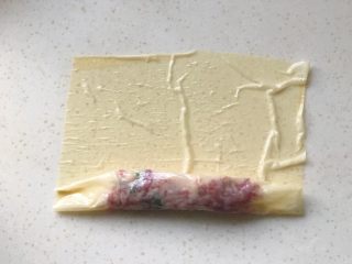 11、腐皮肉馅卷,由下往上轻轻地卷起一层