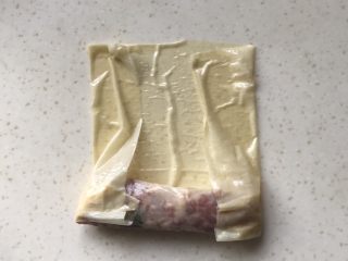 12、腐皮肉馅卷,左右两边向中间叠起