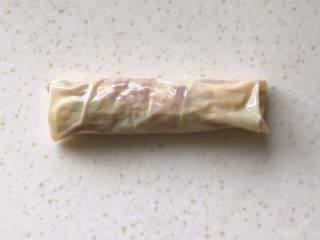 13、腐皮肉馅卷,再由下往上轻轻卷好