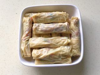 14、腐皮肉馅卷,依次放入盘里