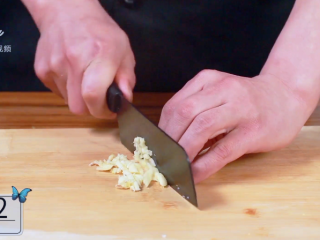 7、开春季：春天一定要吃的美容减肥菜,将大蒜剁碎