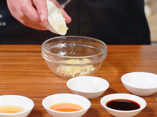 8、开春季：春天一定要吃的美容减肥菜,放入碗中