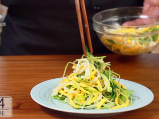 18、开春季：春天一定要吃的美容减肥菜,将碗豆苗和鸡蛋丝混合拌匀