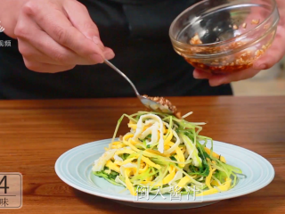 19、开春季：春天一定要吃的美容减肥菜,浇上调味汁，即可食用