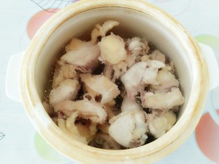 6、虫草花田七粉老母鸡汤,老母鸡块焯好水后放入这样的炖盅里面，把水加到罐子的九成满即可！