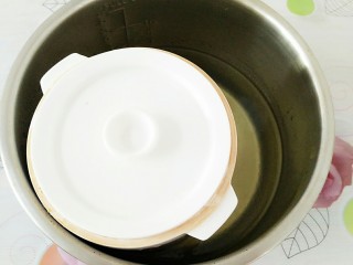 11、虫草花田七粉老母鸡汤,把炖盅放入放有水和蒸架的电压力锅里！