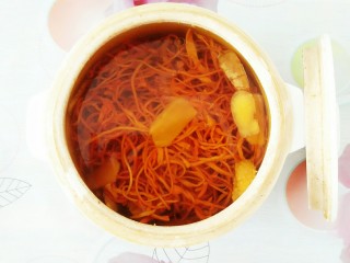 13、虫草花田七粉老母鸡汤,半个多小时后，香浓美味的虫草花田七粉老母鸡汤出锅啦！闻着这香味我就已经垂涎欲滴啦！