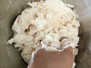 4、萌萌的小猪包,将酵母水倒入盆中。边倒边搅。