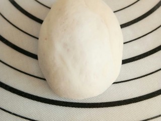 11、萌萌的小猪包,收口朝下搓成椭圆形。