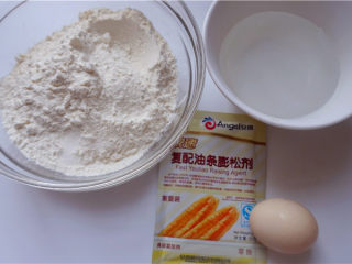 1、自制健康油条,材料准备。