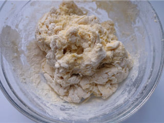 3、自制健康油条,慢慢的将清水加入。