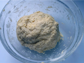 4、自制健康油条,将面团和好,如果面团粘性较大,和面时手上可以沾少量色拉油。用保鲜膜遮盖,静置20--30分钟。