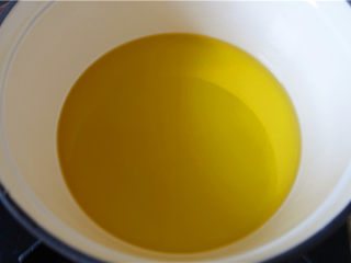 9、自制健康油条,放入适量色拉油在锅里,烧至7成热。