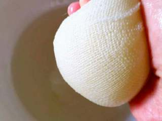 4、凤梨酥『简单版』,包上纱布挤干水分。『这是冬瓜泥。』