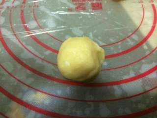 13、凤梨酥『简单版』,用虎口将酥皮慢慢往上推，包住内馅。