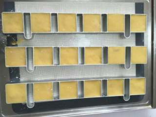 14、凤梨酥『简单版』,将凤梨酥按压在模具，压平。『这张是我在闺蜜家拍的，是她自己做的时候我在旁边帮忙的，我自己做的没有拍照。????』