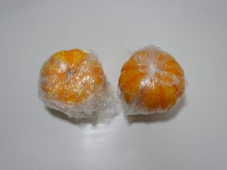 2、低卡轻食健康减肥—藜麦南瓜沙拉,用保鲜膜包裹起来。