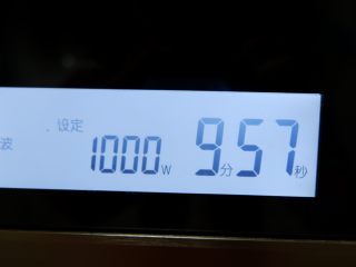 3、低卡轻食健康减肥—藜麦南瓜沙拉,放入微波炉打10分钟左右。我打了7分钟就软了。具体根据你的南瓜大小去决定。