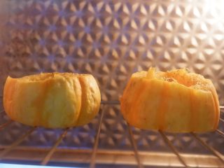 9、低卡轻食健康减肥—藜麦南瓜沙拉,将南瓜放在烤网上,烘烤10分钟,表面干燥取出即可。