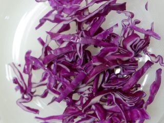 16、低卡轻食健康减肥—藜麦南瓜沙拉,切成丝。放入容器。