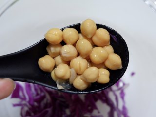 17、低卡轻食健康减肥—藜麦南瓜沙拉,加入鹰嘴豆。