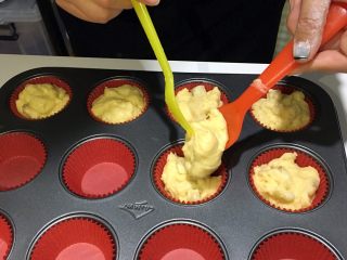 7、水果玛芬蛋糕,准备烤盘和纸杯，将搅拌好的面糊用勺子盛入纸杯中，9分满（千万不要按压）大概15个左右