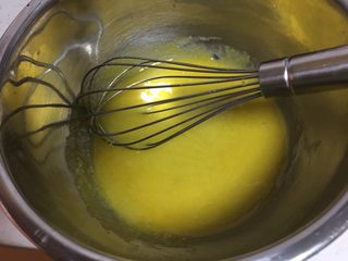 2、爱心小蛋糕,搅拌均匀