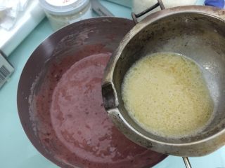 9、爱心小蛋糕,翻拌均匀后一点一点加入黄油豆浆液