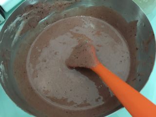 10、爱心小蛋糕,继续翻拌均匀至面糊呈现光泽