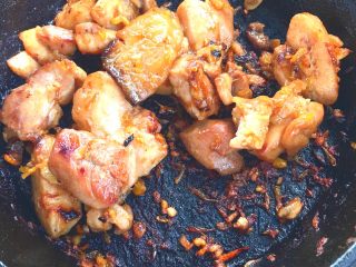 18、春日小清新之 香橙煎鸡肉,煎至两面变色,变焦黄即可关火