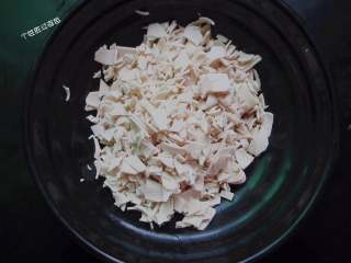 1、韭菜盒,豆腐皮切碎