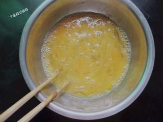 2、韭菜盒,鸡蛋打散