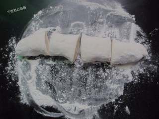 9、韭菜盒,醒发好的面团，分成大小差不多的剂子