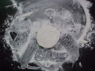 10、韭菜盒,揉圆按煸