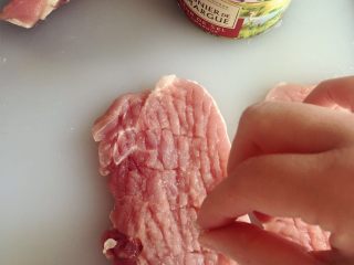 7、小芽早餐-日式炸猪排（烤箱版非油炸） ,将盐洒在猪排上