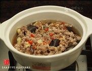12、咸鱼茄子煲,加入能淹没食材的开水。