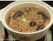 13、咸鱼茄子煲,大火煮开，转小火煮15分钟左右，煮至茄子软烂。