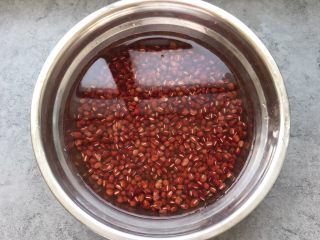 1、自制红豆沙,红豆提前一晚清水浸泡