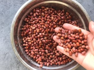 3、自制红豆沙,近看,泡好的样子,做红豆沙一定要提前浸泡噢!这样更容易煮烂
