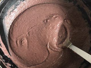 11、自制红豆沙,刚开始会比较稀一点