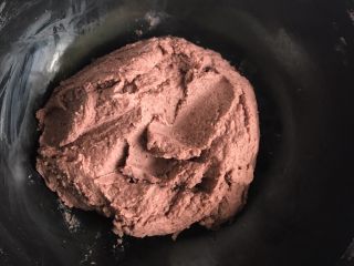 13、自制红豆沙,好啦,翻炒成自己需要的状态即可,我需要做南瓜豆沙糯米糍,炒的比较干易揉成豆沙球。翻炒成此翻炒过程共用了50分钟左右