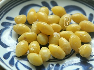 3、春季祛痰又补脾胃的白果番薯糖水,然后捞出来去衣。