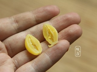 4、春季祛痰又补脾胃的白果番薯糖水,最好把芯去掉,因为是煮糖水缘故,而芯是带苦味的(一般白果芯是含有毒素的,所以在使用时都要去掉。)