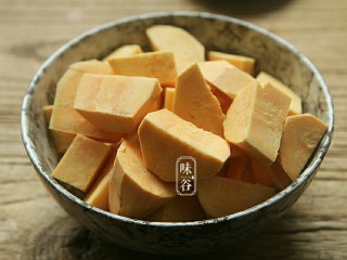 5、春季祛痰又补脾胃的白果番薯糖水,番薯去皮,切成小块;