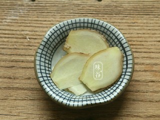 6、春季祛痰又补脾胃的白果番薯糖水,切4片姜片备用,或者切成姜丝。