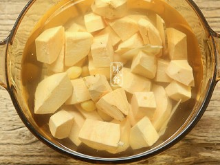 8、春季祛痰又补脾胃的白果番薯糖水,将番薯、白果和姜片放进锅里,加适量清水。