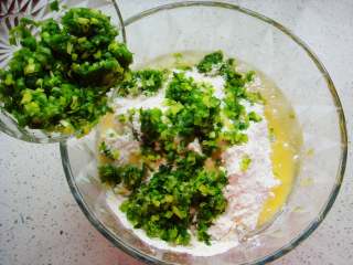 5、芝麻香葱饼干,倒入香葱。